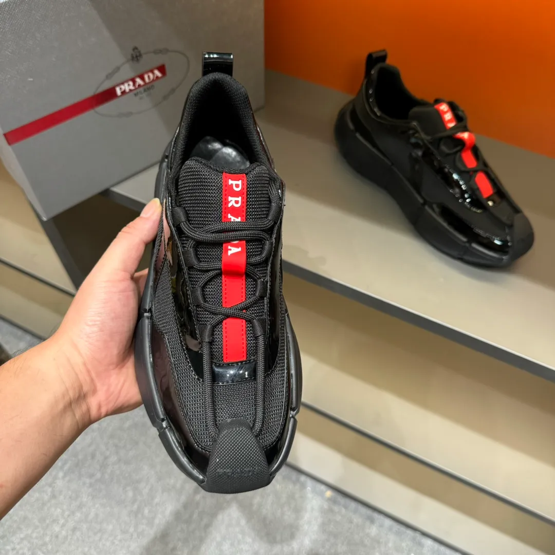 P460 PRADA/Prada men's lace-up leather casual sports shoes, the upper is made of cowhide leather and breathable mesh. It is soft, comfortable and breathable. The tongue is decorated with the PRADA brand letter logo. The thick rubber sole echoes the red label tongue. The style is fashionable and elegant. The details are carefully crafted. A casual sports shoe with a super western style and excellent breathability! Code number 38-45 (45 customized)